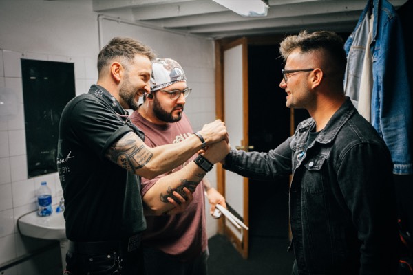 Saludo entre músicos en el backstage