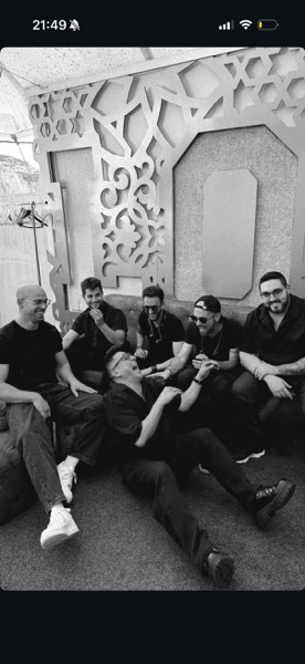 Banda riendo en el camerino en blanco y negro