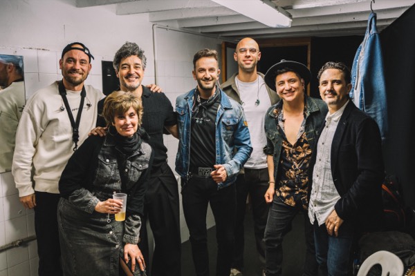Banda con invitados en el camerino