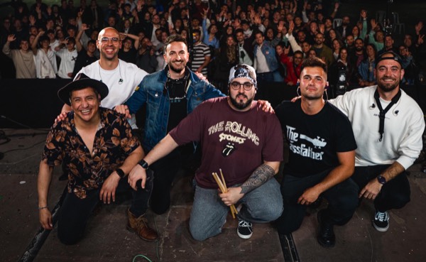 Foto de banda con gran público al fondo