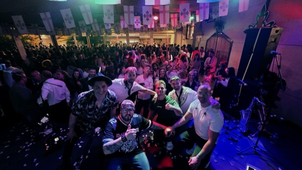 Selfie de la banda con el público en las fiestas