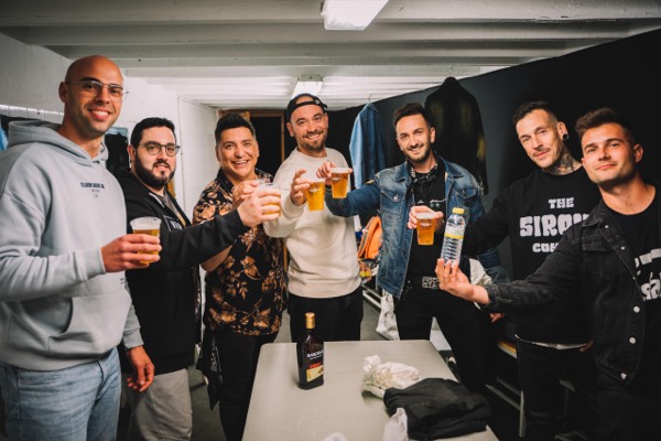 Brindis en el camerino antes del concierto